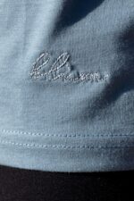 T-shirt bleu paon pincha pose