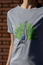 T-shirt gris paon pincha pose