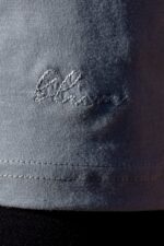 T-shirt gris paon pincha pose