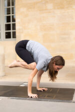 T-shirt gris corbeau crow pose