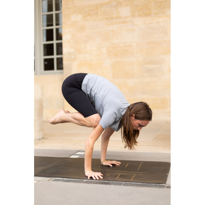 T-shirt gris corbeau crow pose