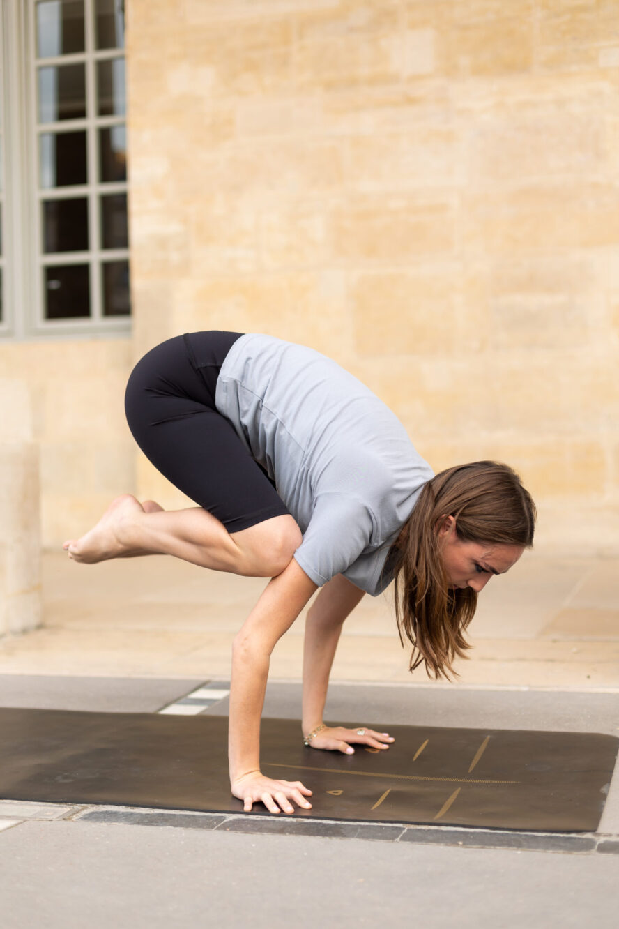 T-shirt gris corbeau crow pose
