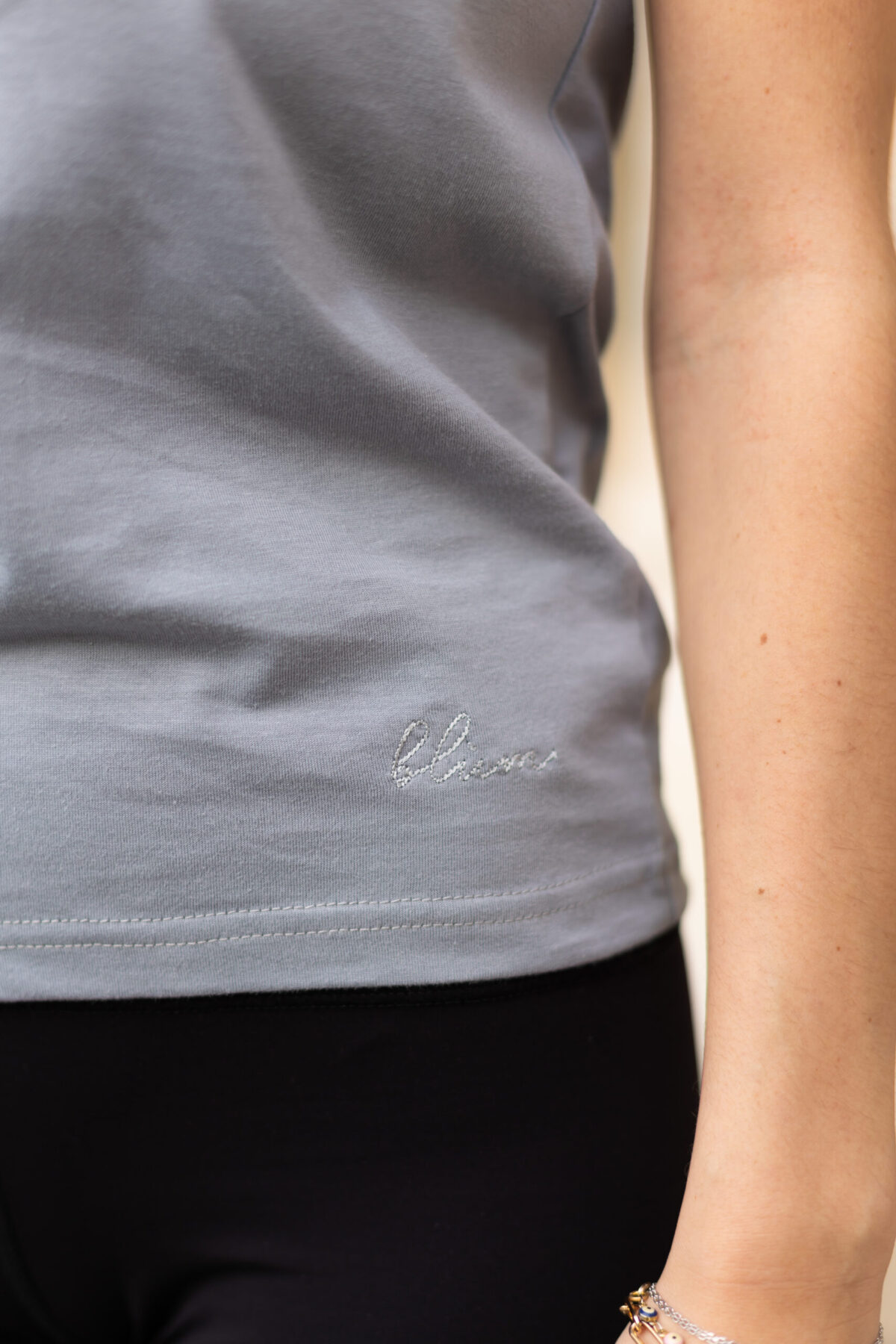 T-shirt gris corbeau crow pose