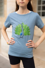 T-shirt bleu paon pincha pose