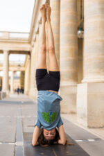 T-shirt bleu paon pincha pose