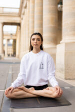 Sweat blanc lotus padmasana