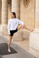 Sweat blanc lotus padmasana