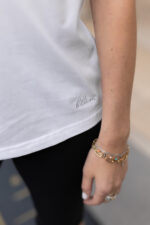 T-shirt blanc paon pincha pose